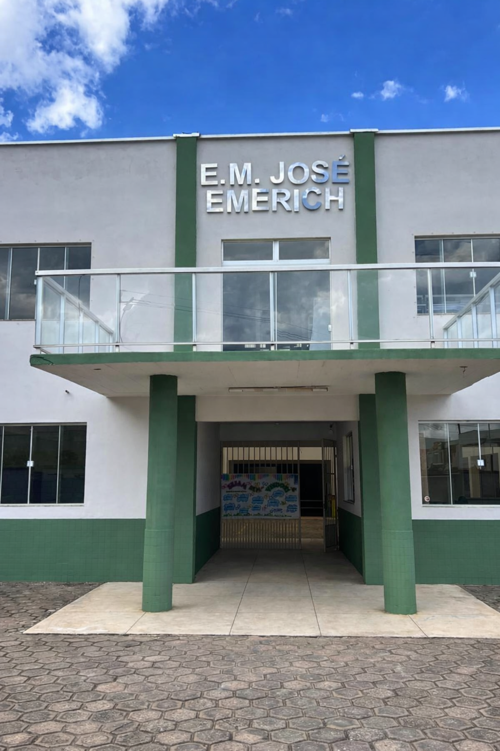 Revitalização com pintura interna e externa renova ambiente da Escola Municipal José Emerich